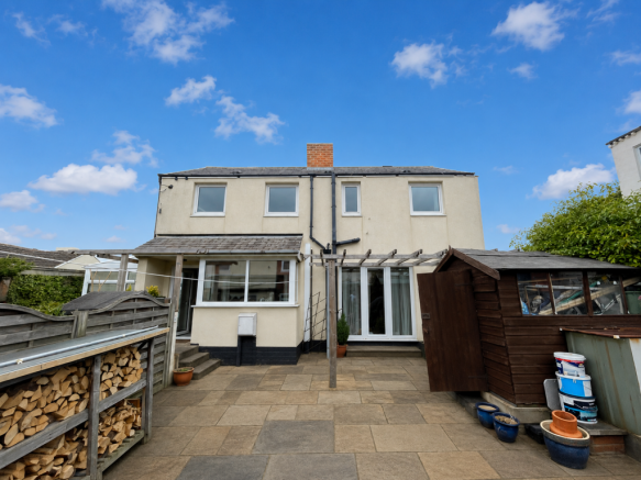 2 bed property, in 118 Cliff Road, £110,000