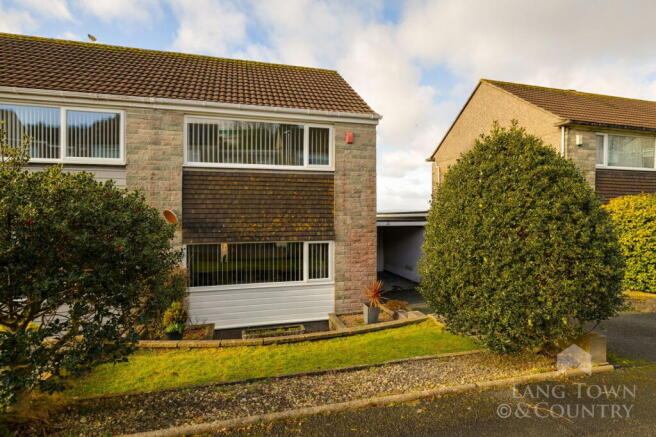 2 bed property, in Dayton Close, £240,000