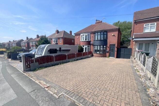 2 bed property, in Lodge Lane, £180,000