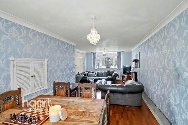 3 bed property, in Hutton Drive, £425,000