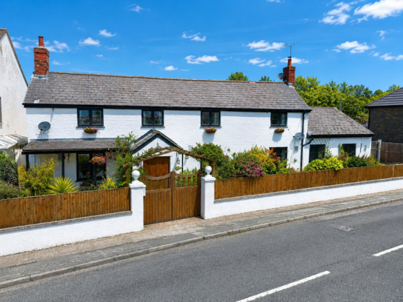 4 bed property, in Main Road, £460,000