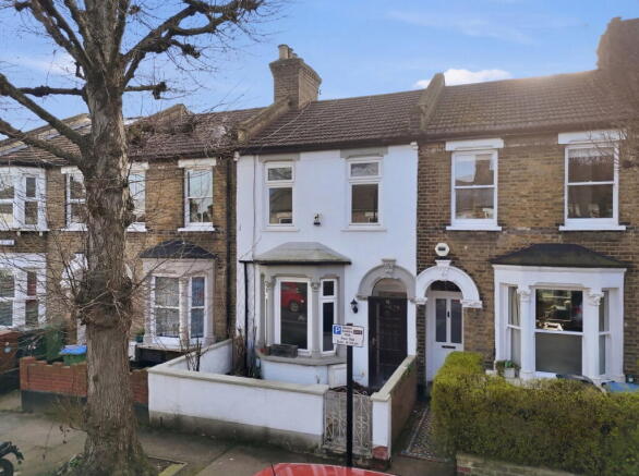 3 bed property, in Cheneys Road, £625,000