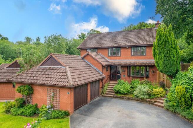4 bed property, in Wells Close, £625,000