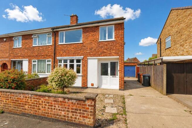 3 bed property, in Mayfield Way, £200,000