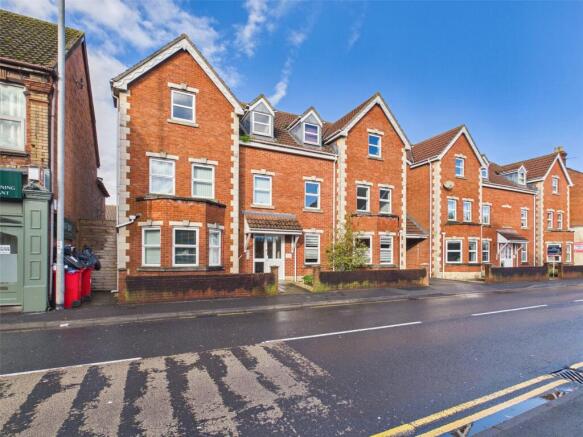 2 bed property, in Church Street, £130,000