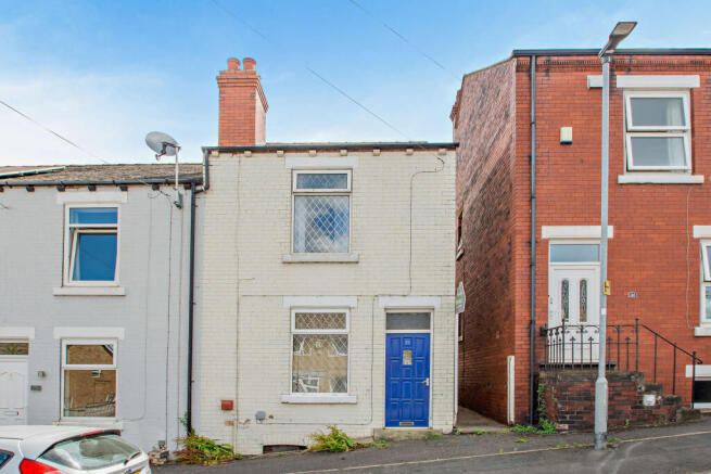 2 bed property, in Brick Street, £115,000