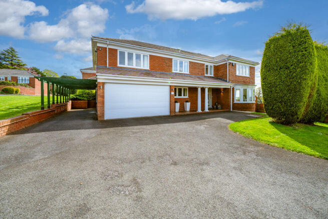 5 bed property, in Cherrington Gardens, £850,000