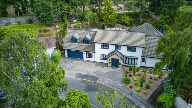 5 bed property, in Birchwood Dell, £800,000