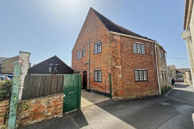 2 bed property, in Bridport, £300,000