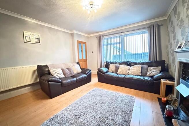 2 bed property, in Helston Walk, £145,000