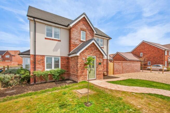 3 bed property, in Roylands, £500,000