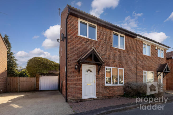 3 bed property, in Lindley Close, £250,000
