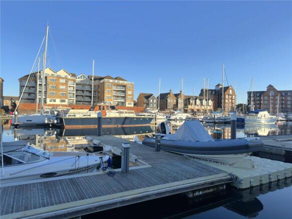 1 bed property, in Golden Gate Way, £150,000