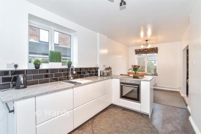 3 bed property, in Heather Drive, £415,000