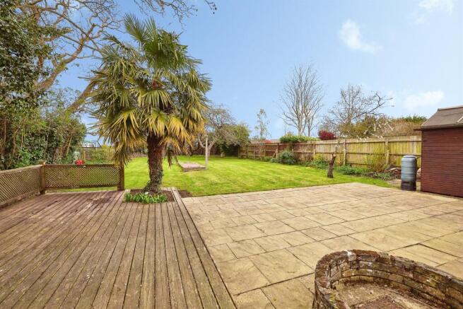 3 bed property, in Knights End Road, £325,000