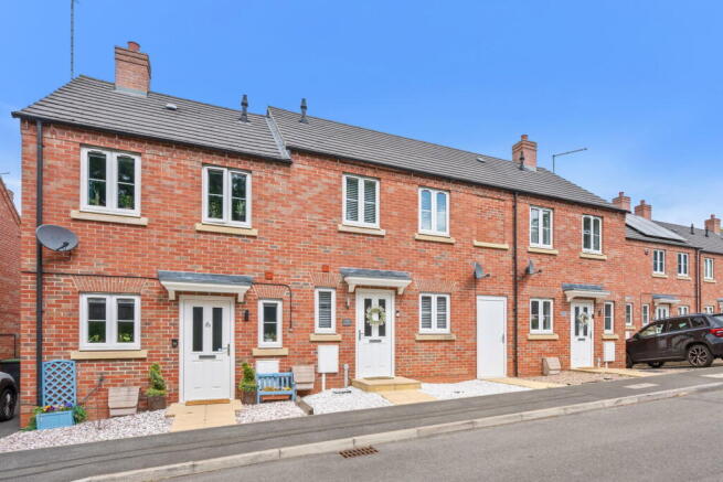 2 bed property, in Station Road, £190,000