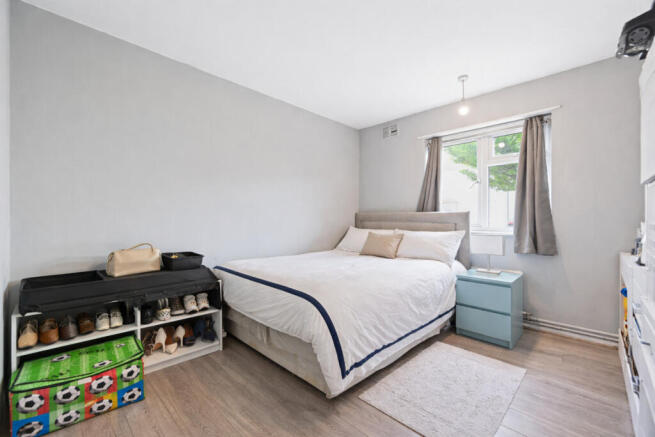 2 bed property, in All Souls Avenue, £350,000
