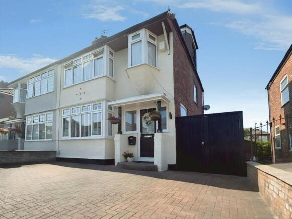 4 bed property, in Queenscourt Road, £345,000