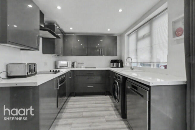 3 bed property, in Barton Hill Drive, £290,000