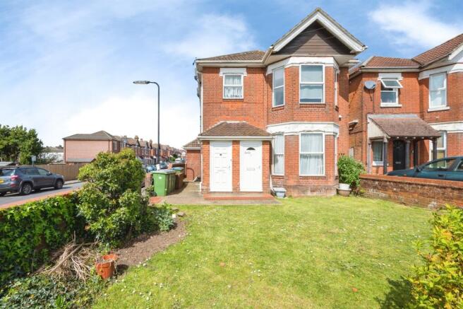 1 bed property, in Winchester Road, £135,000
