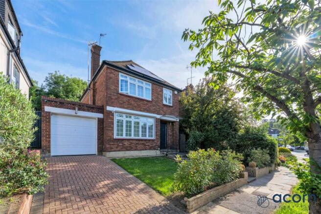 3 bed property, in The Reddings, £1,200,000