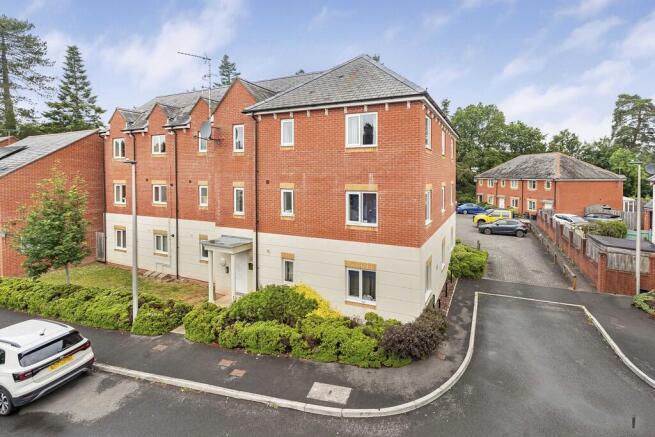 2 bed property, in Cardew House, £170,000