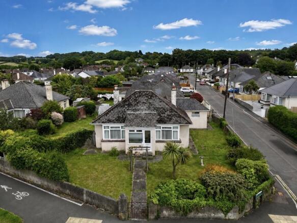 2 bed property, in Exeter Road, £285,000