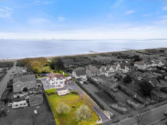 5 bed property, in St. Andrews Drive, £700,000