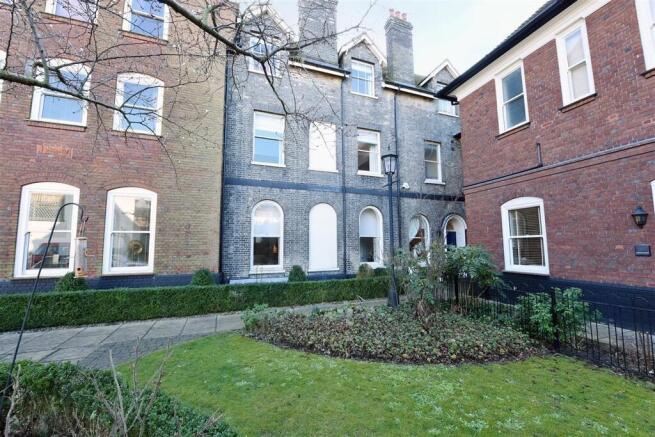 5 bed property, in Wingfield Street, £725,000