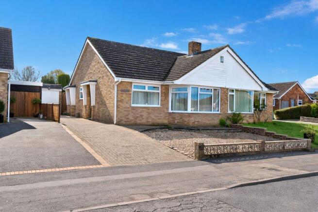 2 bed property, in Newbury Avenue, £360,000