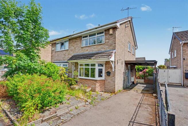 2 bed property, in Ballerat Crescent, £160,000