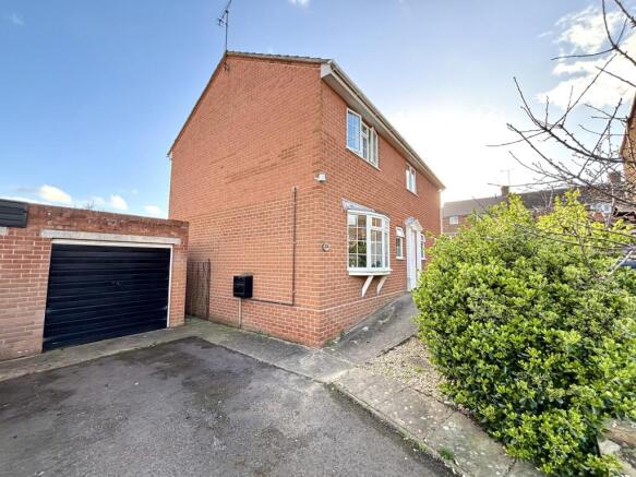 4 bed property, in Winchester Gardens, £335,000