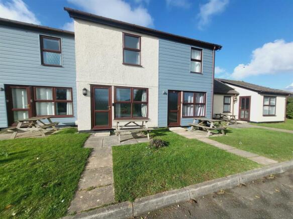 2 bed property, in Perran View Holiday Park, £110,000