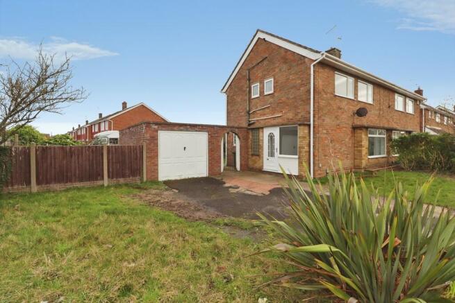 3 bed property, in Matlock Drive, £220,000