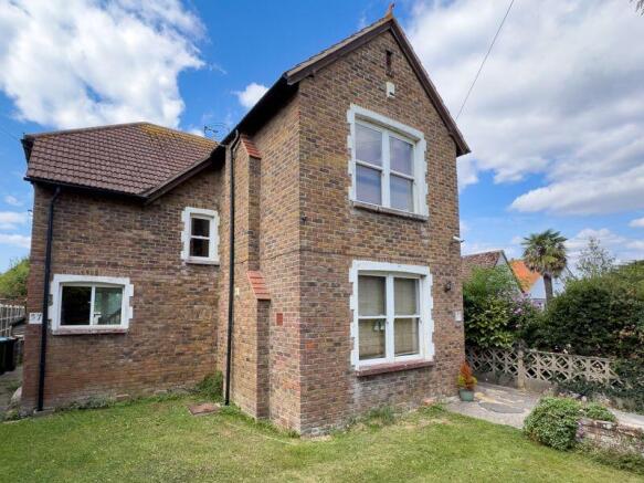 3 bed property, in Links Avenue, £475,000