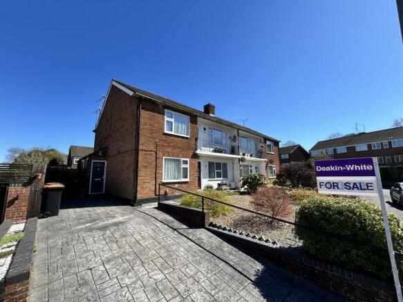 2 bed property, in Oakwell Close, £180,000