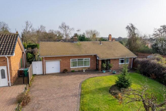 3 bed property, in Parkland Close, £525,000