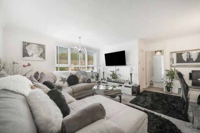 1 bed property, in Lennox Gardens, £280,000