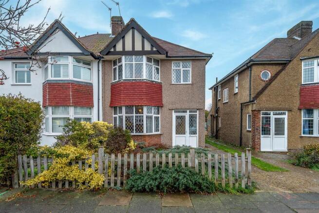 3 bed property, in Castleford Avenue, £550,000