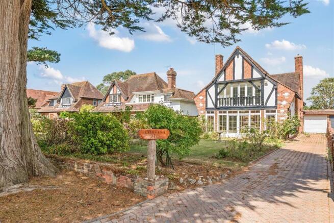 3 bed property, in Manor Way, £650,000