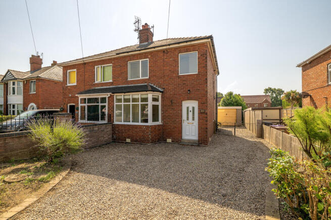 2 bed property, in Newark Road, £215,000