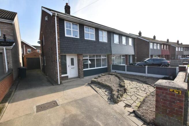 3 bed property, in Ogilvy Drive, £180,000