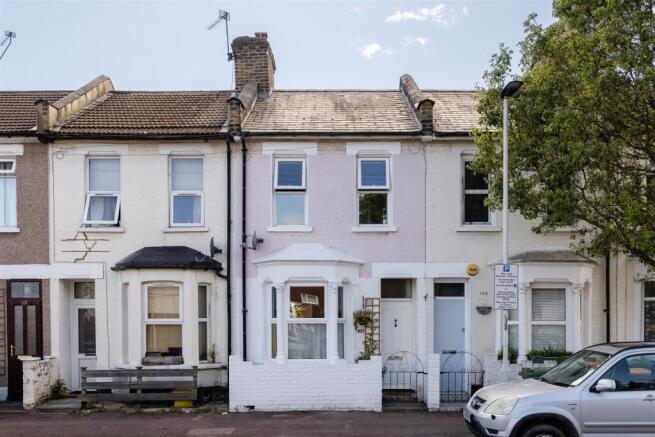 2 bed property, in Tennyson Road, £485,000