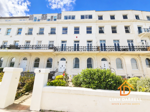 2 bed property, in Esplanade, £215,000
