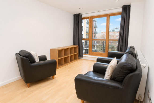 2 bed property, in Balmoral Place, £154,950