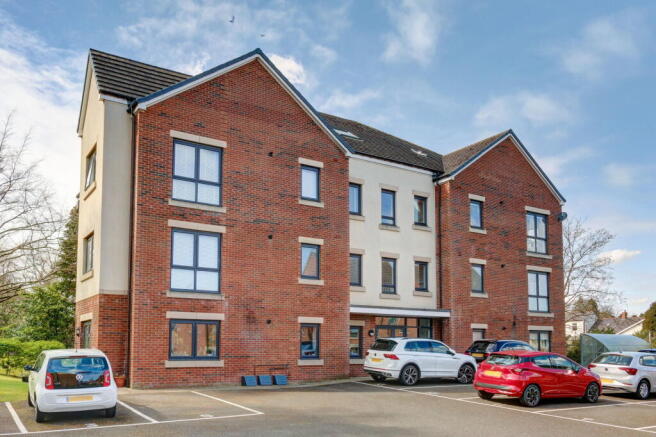 2 bed property, in Aston Court, £200,000