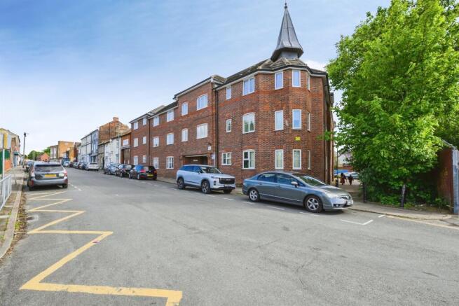 2 bed property, in St. Georges Street, £100,000