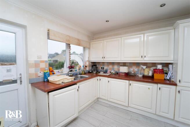 2 bed property, in Arrow Lane, £240,000