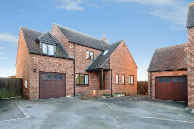 4 bed property, in Horseshoes Close, £730,000