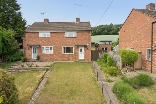 2 bed property, in Chaucer Close, £365,000